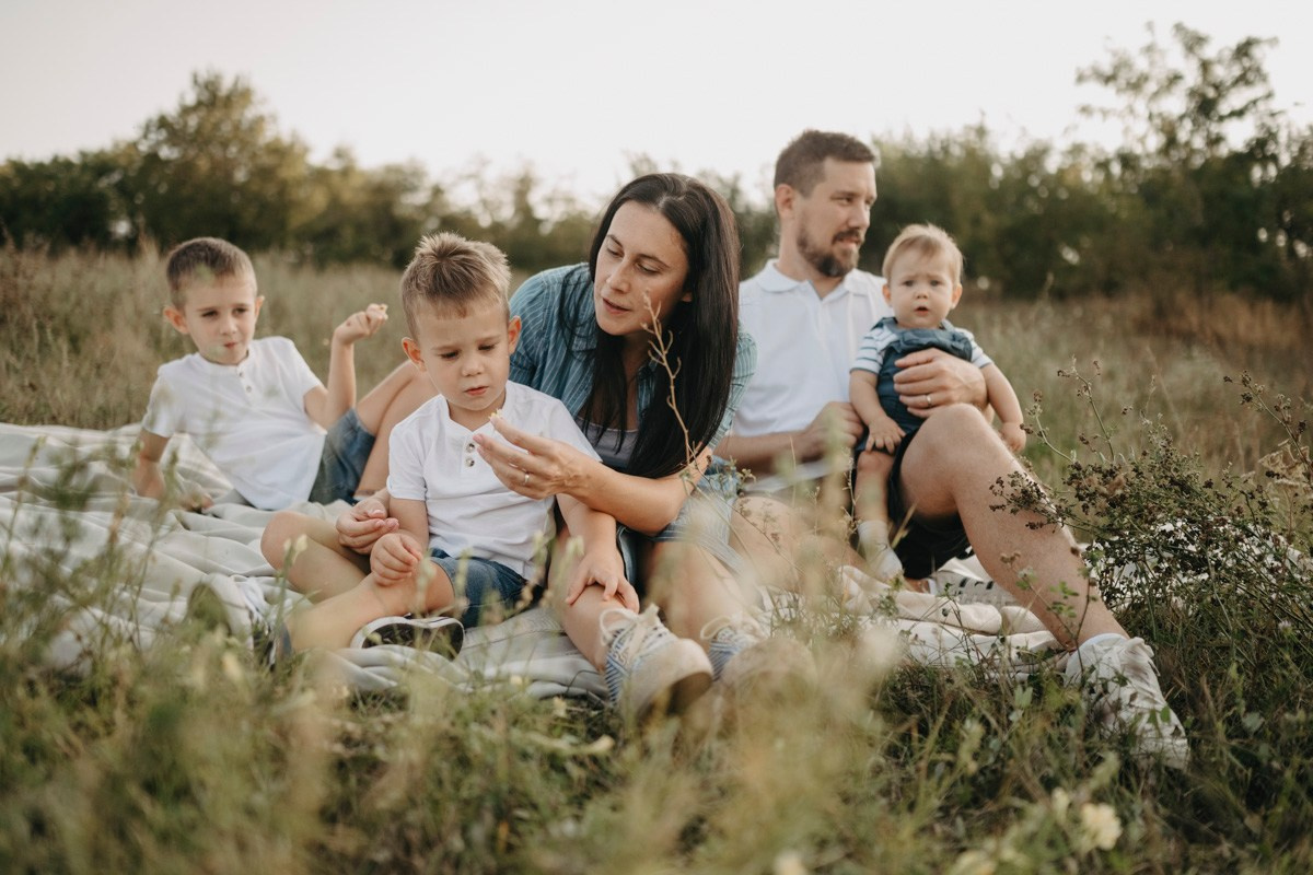 Basici / porodicno fotografisanje u prirodi. Deciji i porodicni fotograf u Beogradu Oksana Skendzic