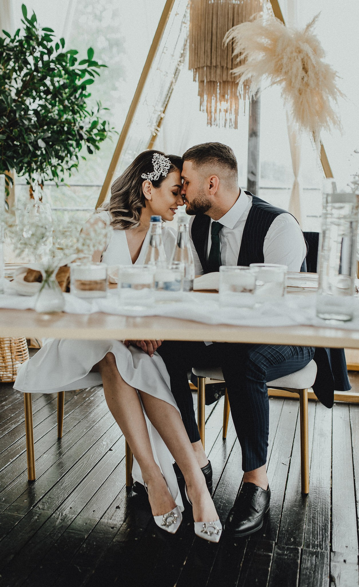 Fotograf profesionist de nuntă. Cu o abordare creativă și tehnici unice, spunem povestea voastră prin imagini pline de iubire și naturalețe. Descoperă arta fotografiei de nuntă . Fotograf Iasi, fotograf de nunta Suceava. Fotografii de nuntă. Pachet fotografii de nuntă. Fotograf Iasi, fotograf Suceava, fotograf Botosani, fotograf Romania. Servicii foto nuntă. Servicii foto-video.