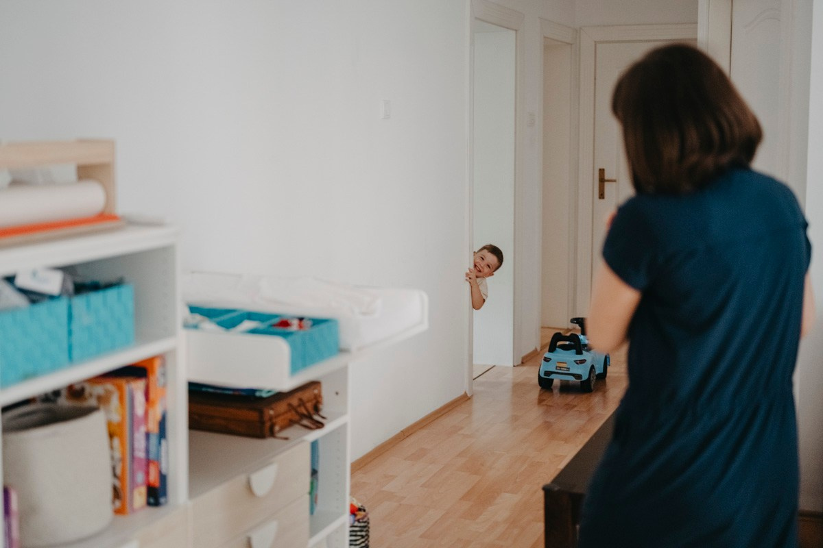 Porodicno fotografisanje kod kuce — Andjela, Lazar, Janko i Mihajlo. Deciji i porodicni fotograf u Beogradu Oksana Skendzic