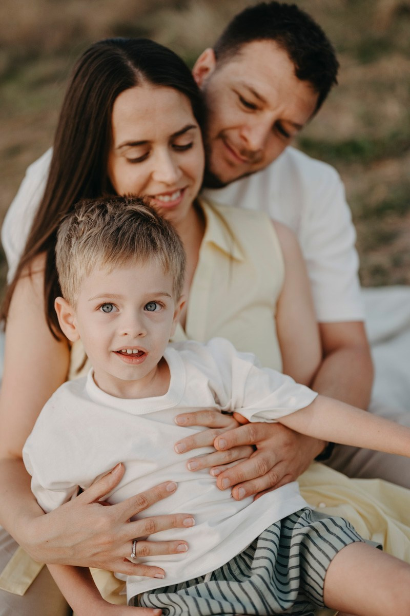 Djurdjica, Tadej i Miloje porodicno fotografisanje napolju. Deciji i porodicni fotograf u Beogradu Oksana Skendzic