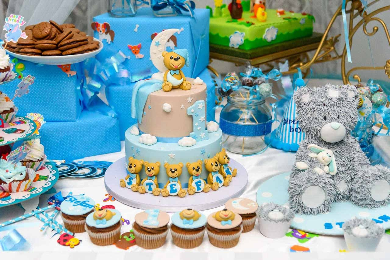 Dekorativna torta sa veselim motivima za dečji rođendan.