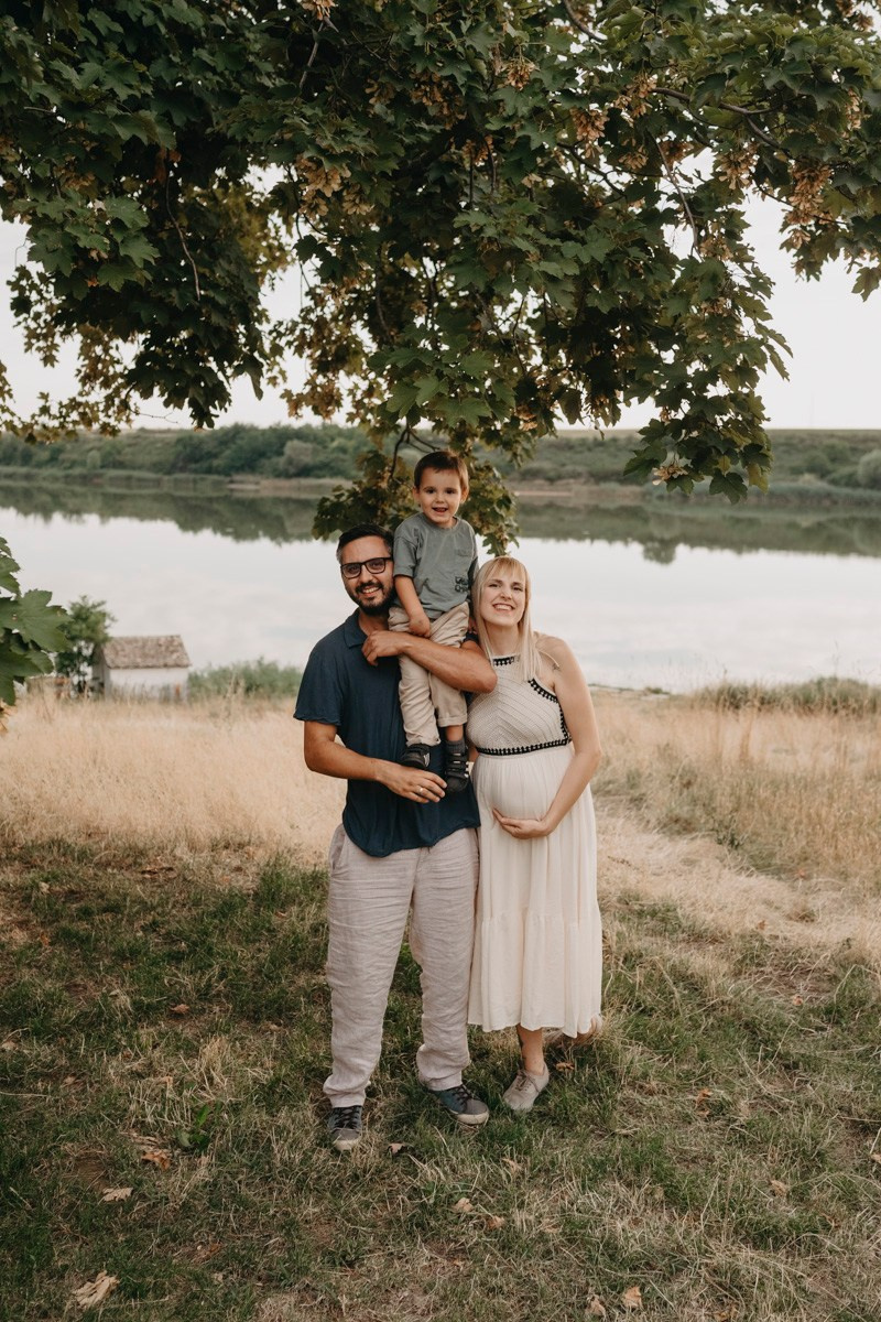 Dijana, Relja i Teo / porodicno fotografisanje napolju. Deciji i porodicni fotograf u Beogradu Oksana Skendzic