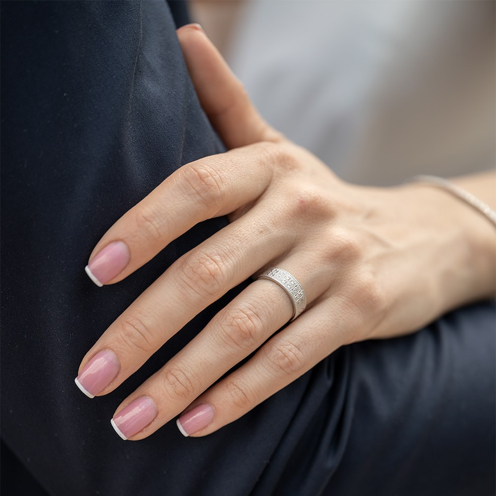 Zlatna burma na ruci mlade.