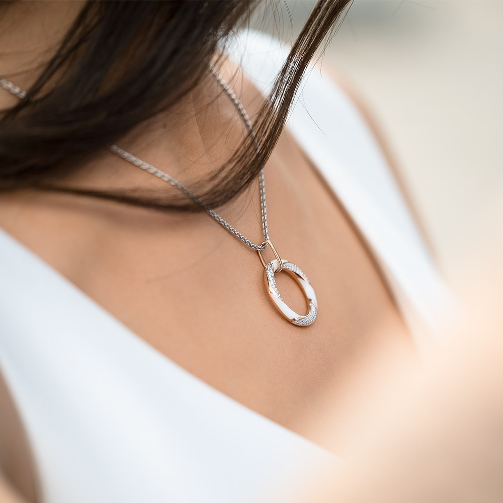 Zlatna ogrlica koju nosi mlada.