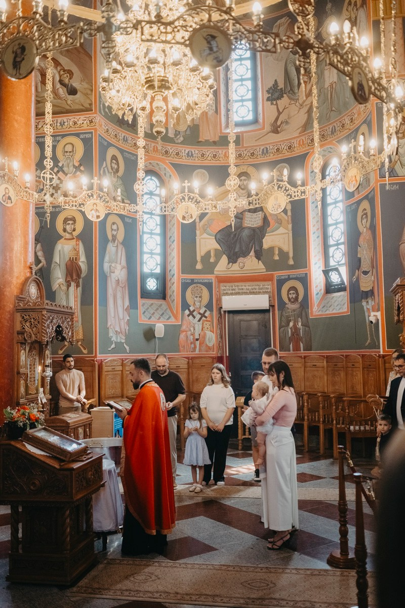 Verino krstenje / Crkva Rodjenja Presvete Bogorodice, Batajnica. Deciji i porodicni fotograf u Beogradu Oksana Skendzic