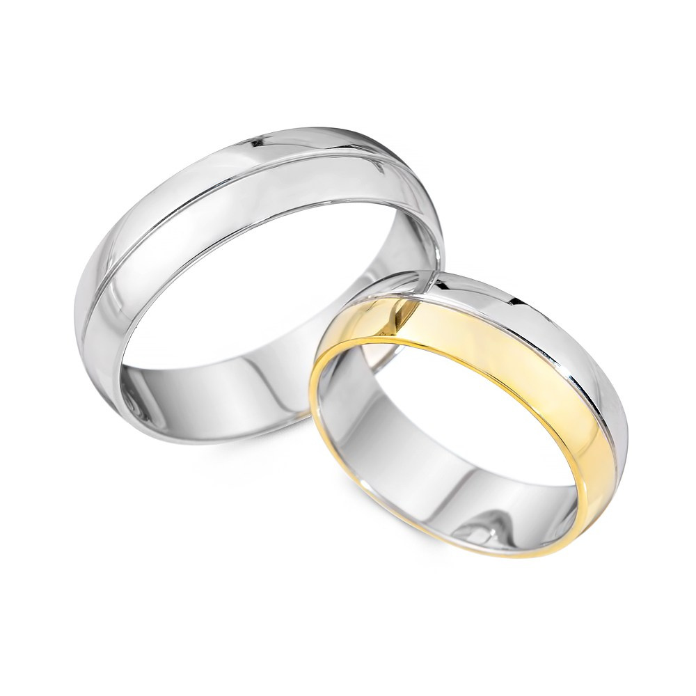 Par zlatnih burmi na beloj pozadini.