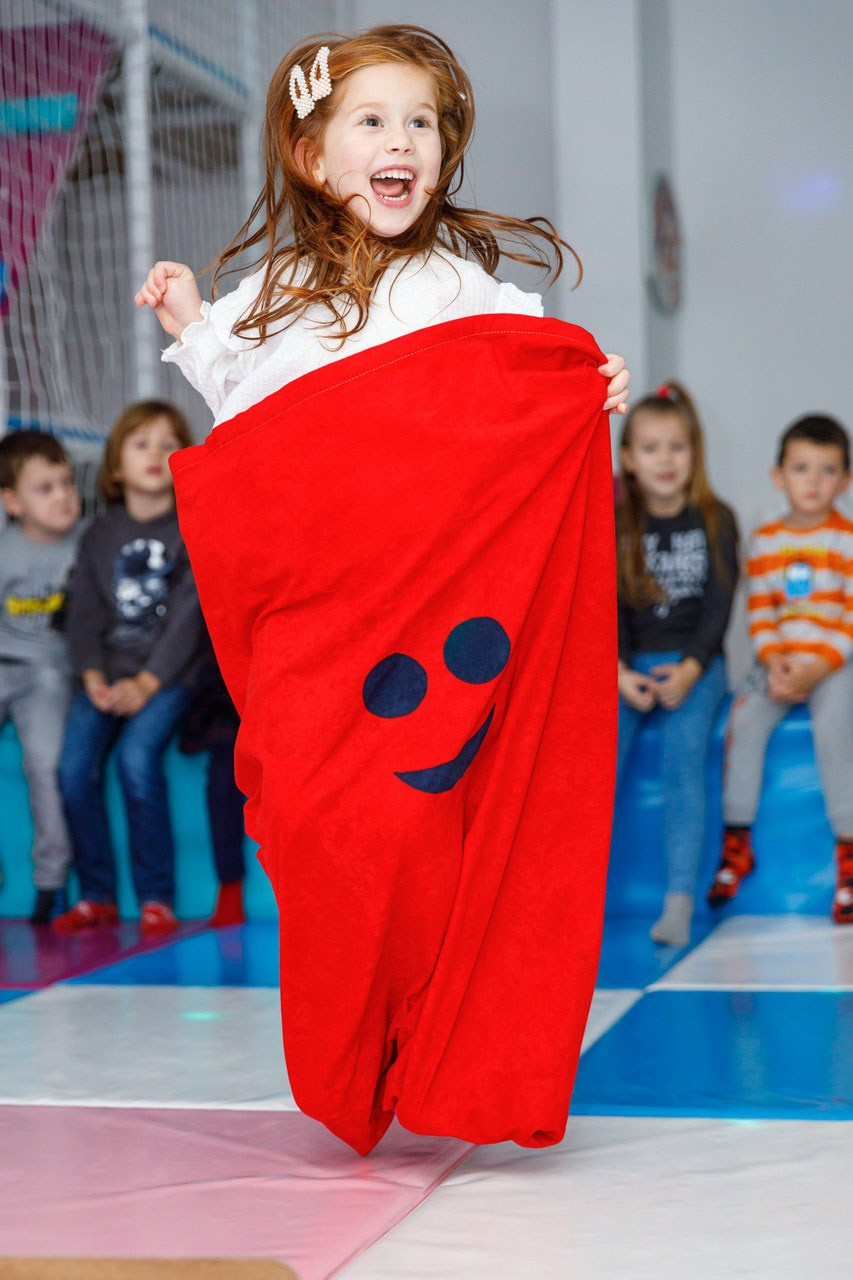 Animacija i igre za decu u modernom ambijentu igraonice.