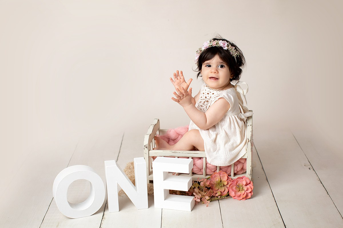 En fotografering för ettåringen fångar glädjen och skrattet på din lilla mästares födelsedag.