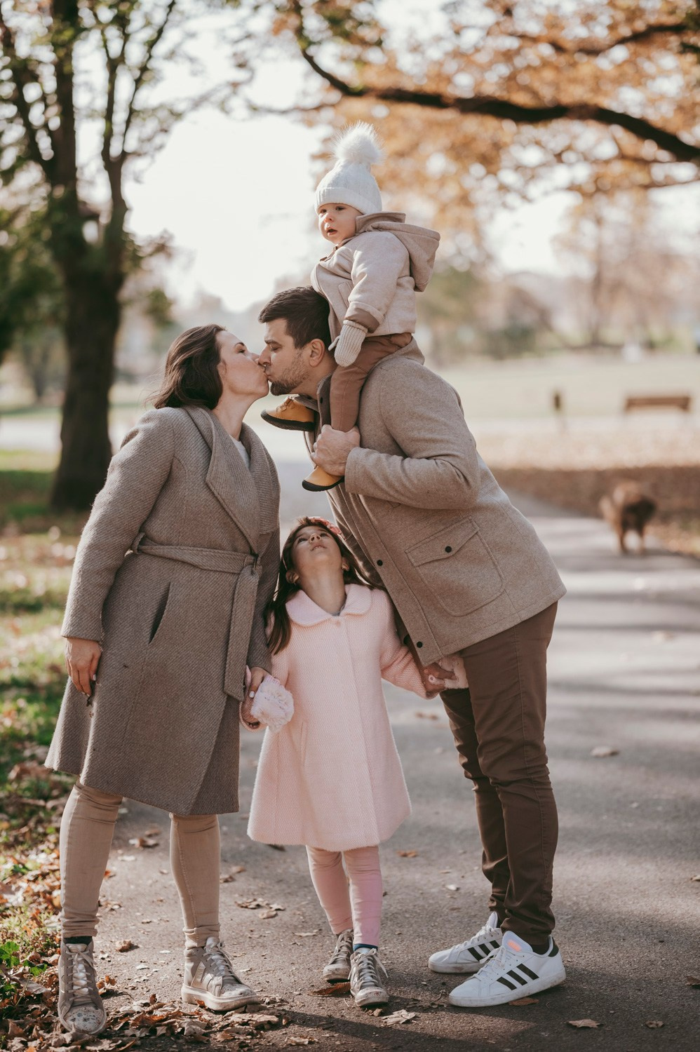 Iva, Ivan, Tara i Stefan — porodicno fotografisanje napolju. Deciji i porodicni fotograf u Beogradu Oksana Skendzic