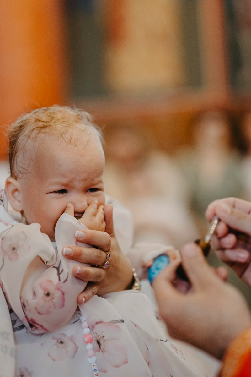Verino krstenje / Crkva Rodjenja Presvete Bogorodice, Batajnica. Deciji i porodicni fotograf u Beogradu Oksana Skendzic
