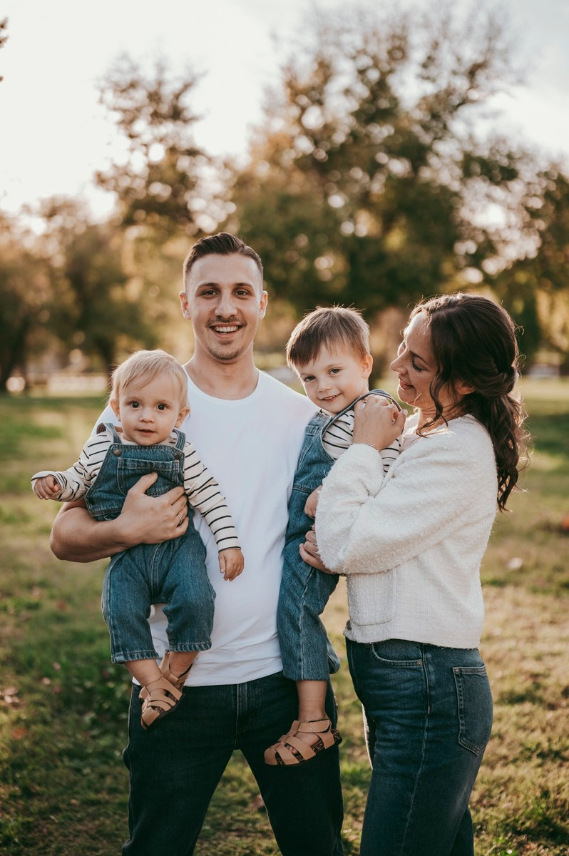 Aleksandra, Filip, Lion i Luka / PORODICNOFOTOGRAFISANJE napolju. Deciji i porodicni fotograf u Beogradu Oksana Skendzic