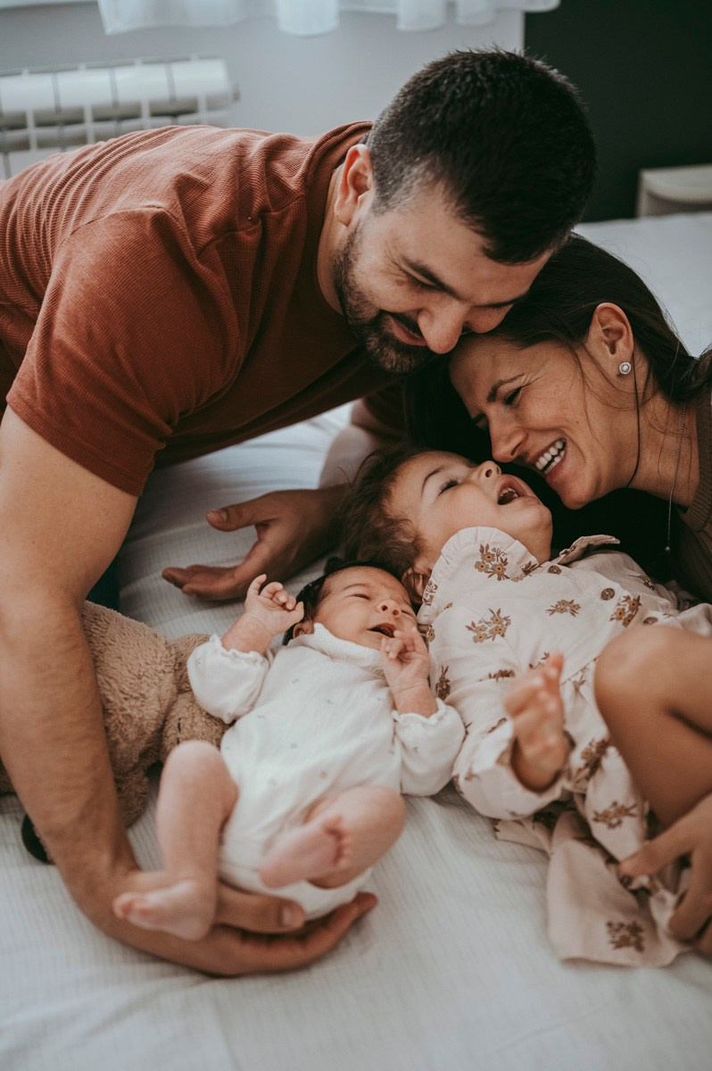 Katarina, Dejan, Petra i Julija / porodicno fotografisanje kod kuce. Deciji i porodicni fotograf u Beogradu Oksana Skendzic