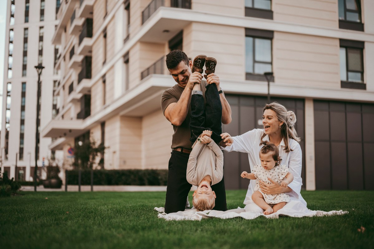 Kristina, Martin, Petra i Novak / porodicno fotografisanje napolju. Deciji i porodicni fotograf u Beogradu Oksana Skendzic