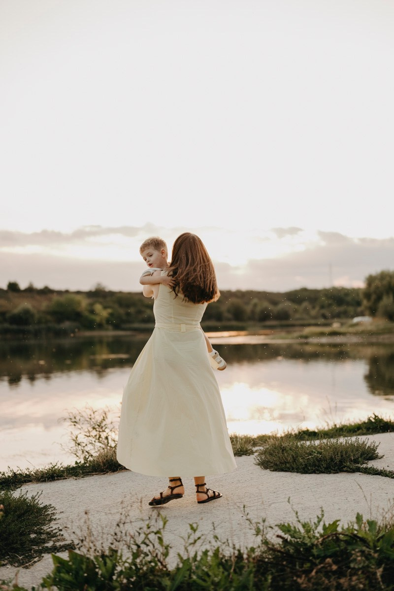 Djurdjica, Tadej i Miloje porodicno fotografisanje napolju. Deciji i porodicni fotograf u Beogradu Oksana Skendzic