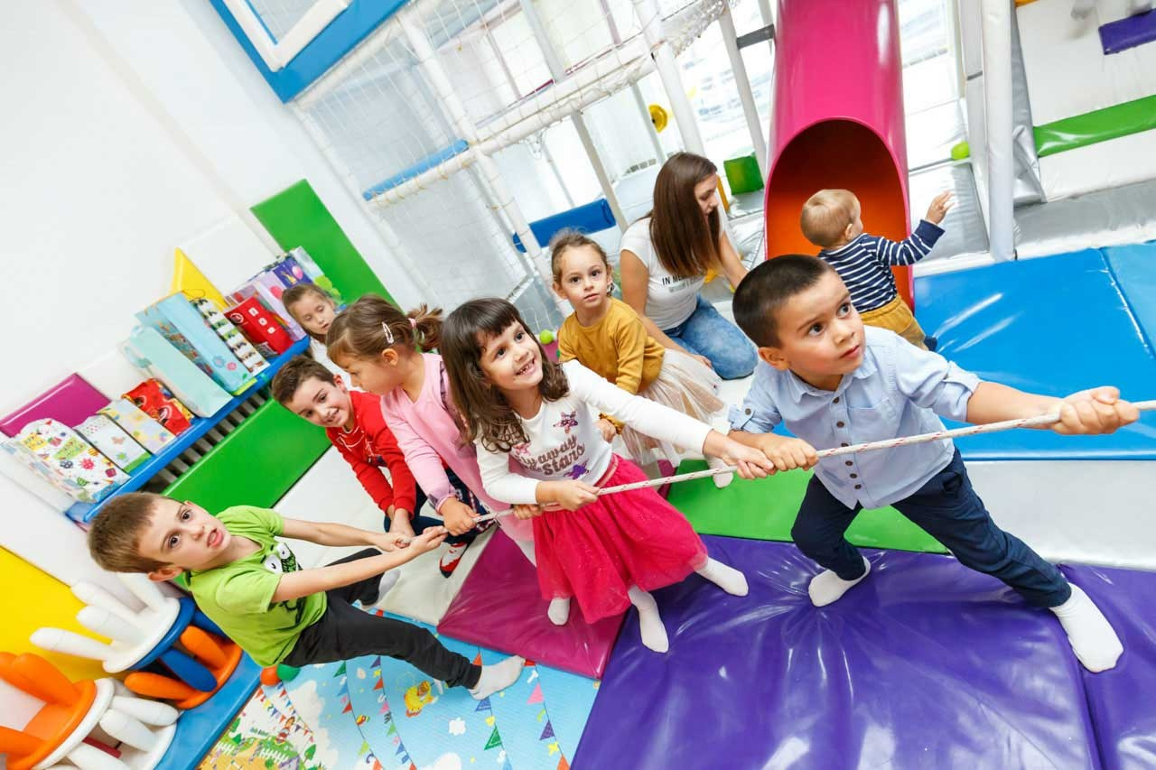 Kreativno vreme za najmlađe u okviru rođendanskog programa. Nadvlačenje konopca.