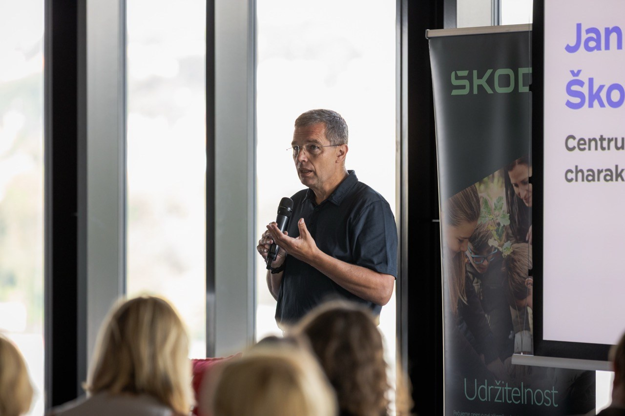 Firemní fotograf Praha. Dana Lišková — Empatická fotografka | Introspektivní umělkyně | Neurodivergentní koučka| Zakladatelka Artepy.cz