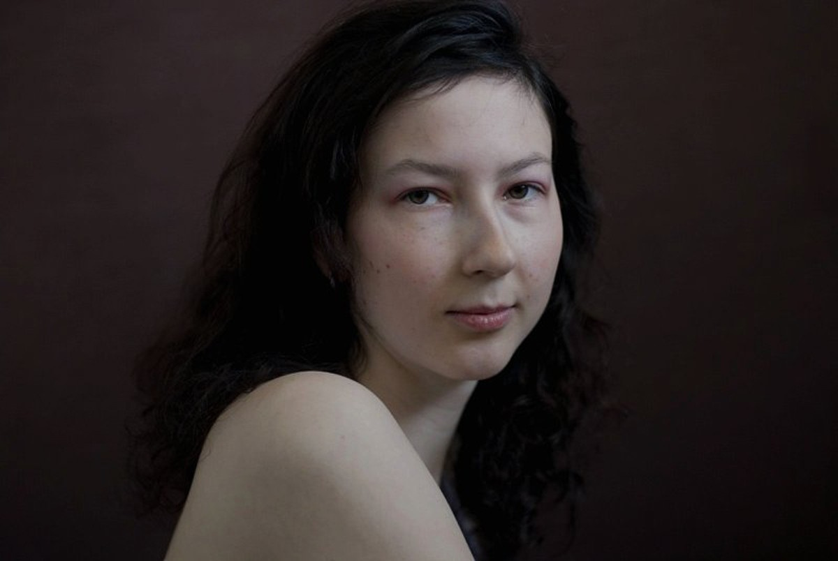 Female portrait photographer, a girl in a daily light photo studio