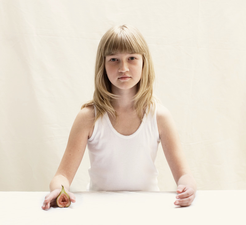 Photographer in Brussels and Amsterdam, Portrait of a young girl with a fruit