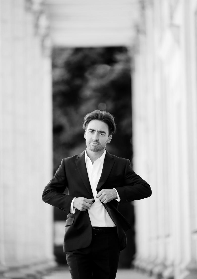 Ukraina-Kiev. Luxury wedding, portrait, family photographer over Europe