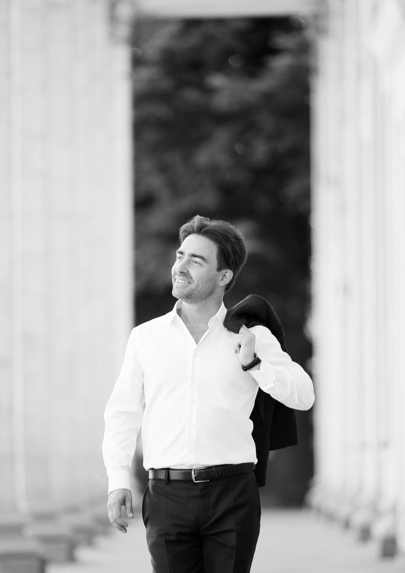 Ukraina-Kiev. Luxury wedding, portrait, family photographer over Europe