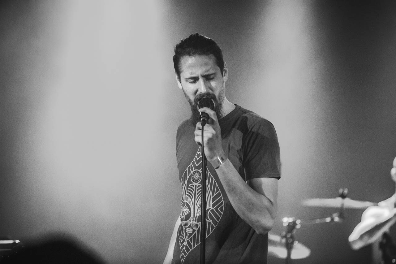 Emotivam momenat frontmena benda Neprijatelj prelazi zeku na koncertu u Novom Sadu.