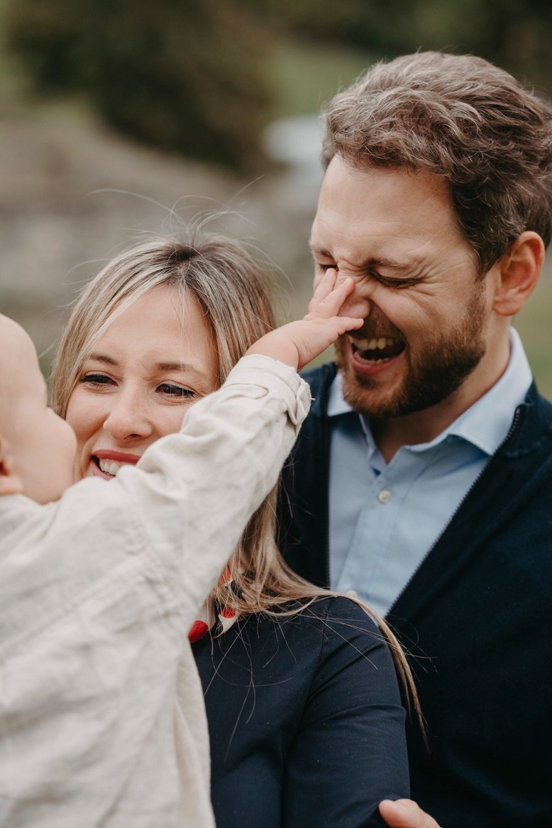 Nevena, Dusan i Vuk porodicno fotografisanje napolju. Deciji i porodicni fotograf u Beogradu Oksana Skendzic