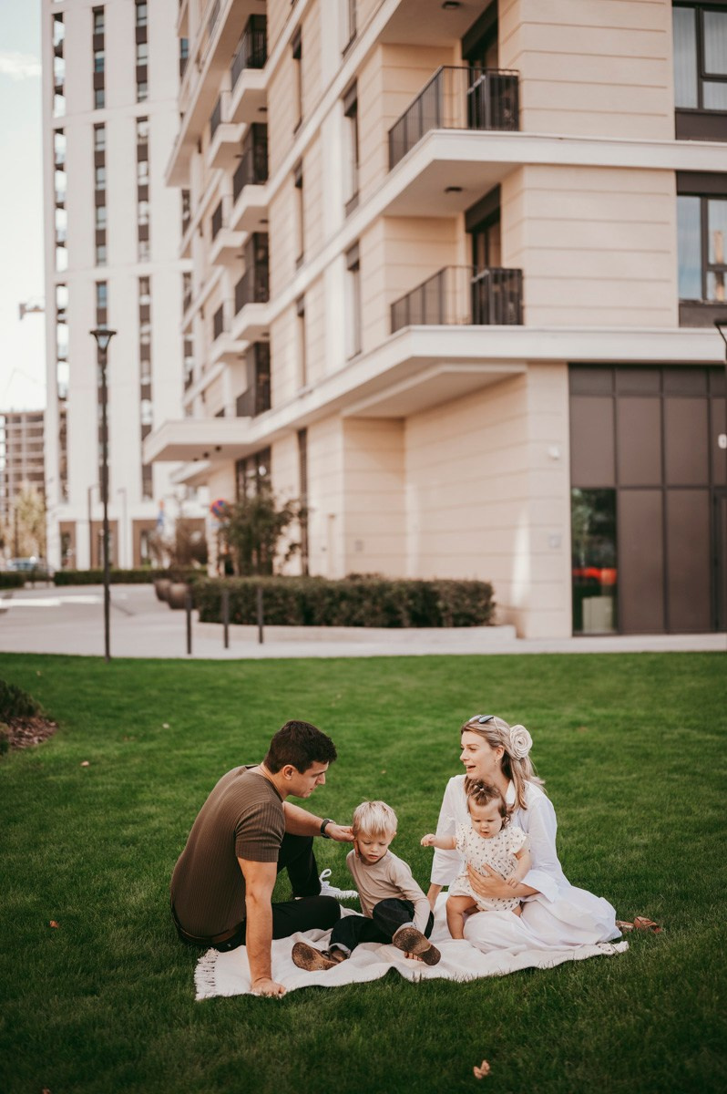 Kristina, Martin, Petra i Novak / porodicno fotografisanje napolju. Deciji i porodicni fotograf u Beogradu Oksana Skendzic