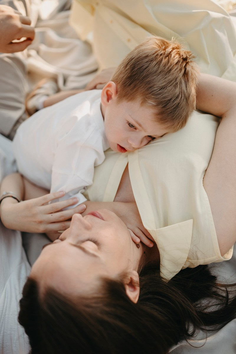 Djurdjica, Tadej i Miloje porodicno fotografisanje napolju. Deciji i porodicni fotograf u Beogradu Oksana Skendzic