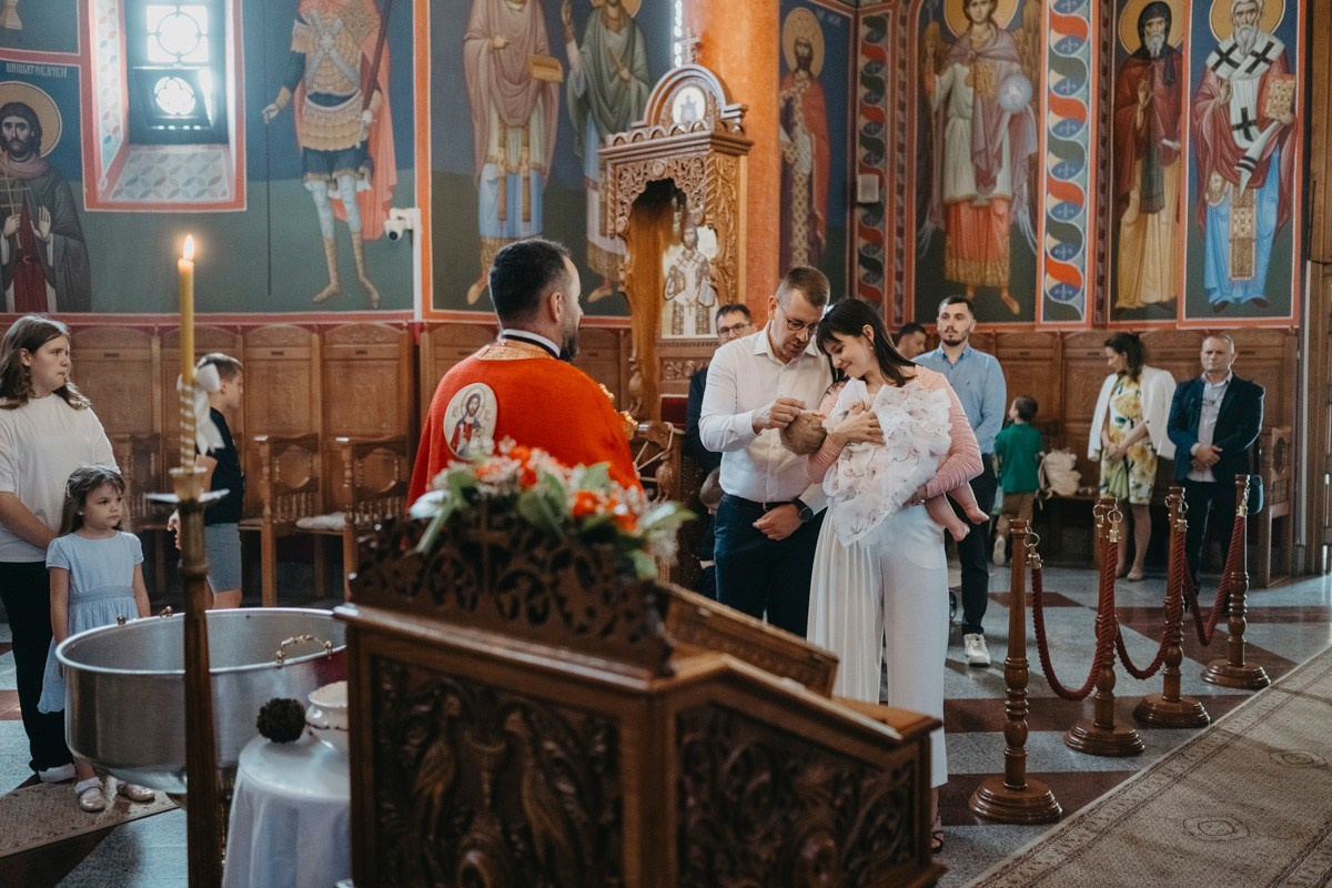 Verino krstenje / Crkva Rodjenja Presvete Bogorodice, Batajnica. Deciji i porodicni fotograf u Beogradu Oksana Skendzic