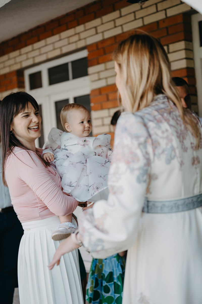 Verino krstenje / Crkva Rodjenja Presvete Bogorodice, Batajnica. Deciji i porodicni fotograf u Beogradu Oksana Skendzic