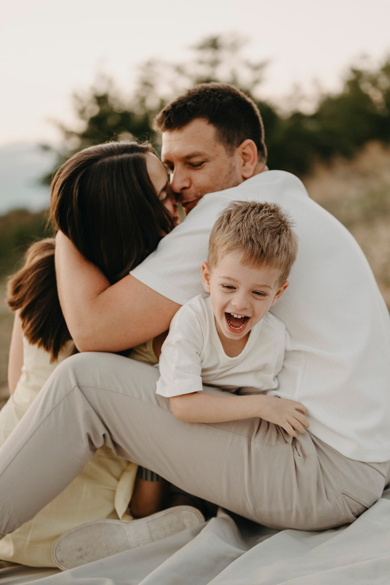 Djurdjica, Tadej i Miloje porodicno fotografisanje napolju. Deciji i porodicni fotograf u Beogradu Oksana Skendzic