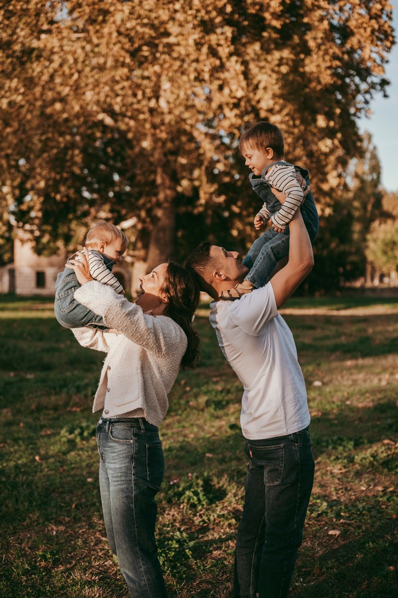 Aleksandra, Filip, Lion i Luka / PORODICNOFOTOGRAFISANJE napolju. Deciji i porodicni fotograf u Beogradu Oksana Skendzic