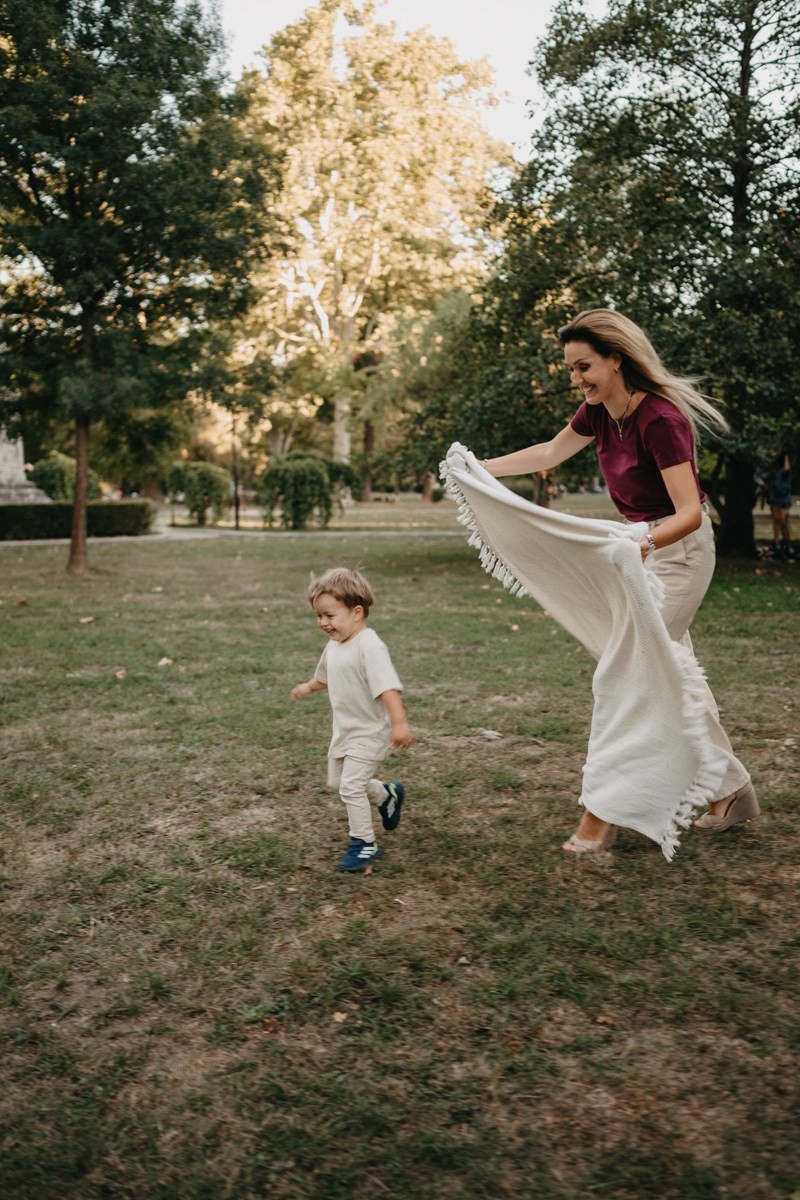 Aleksandra, Lazar, Marin i Leo / porodicno fotografisanje napolju. Deciji i porodicni fotograf u Beogradu Oksana Skendzic