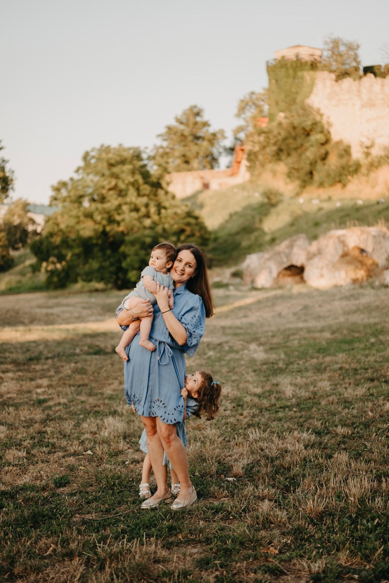 Jovana Zoran Jana i Bogdan — porodicno fotografisanje napolju. Deciji i porodicni fotograf u Beogradu Oksana Skendzic