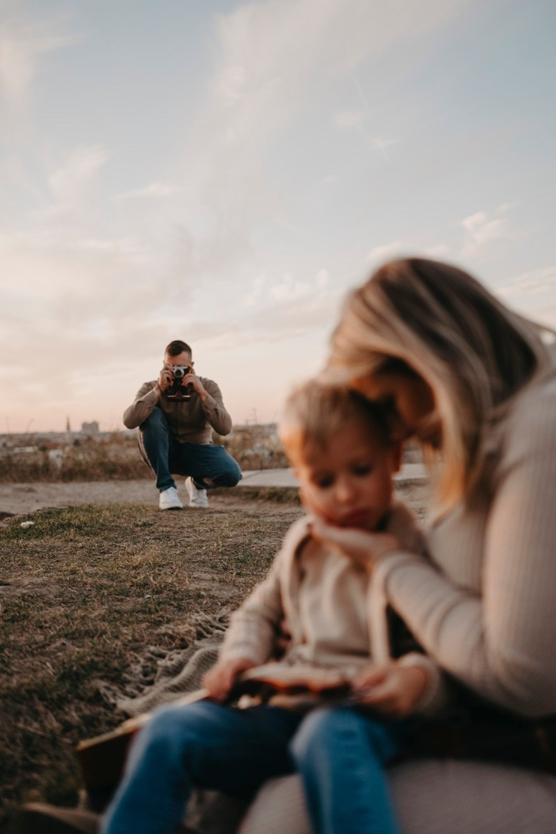 Zlata, Nemanja i Aleksej — porodicno fotografisanje napolju. Deciji i porodicni fotograf u Beogradu Oksana Skendzic