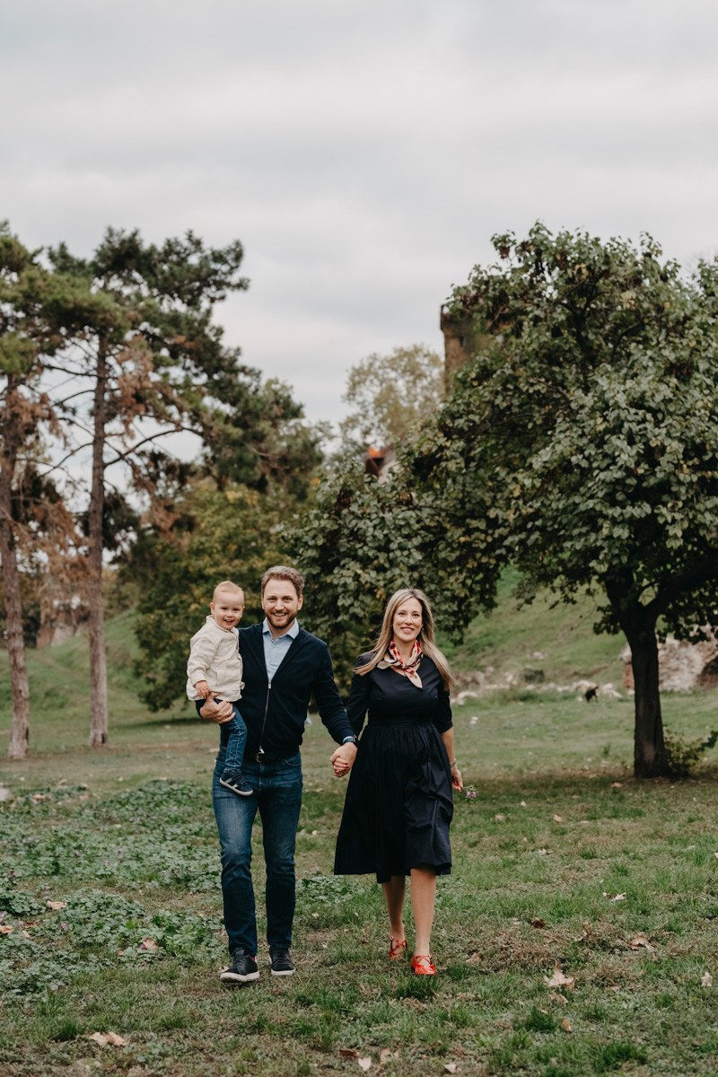 Nevena, Dusan i Vuk porodicno fotografisanje napolju. Deciji i porodicni fotograf u Beogradu Oksana Skendzic