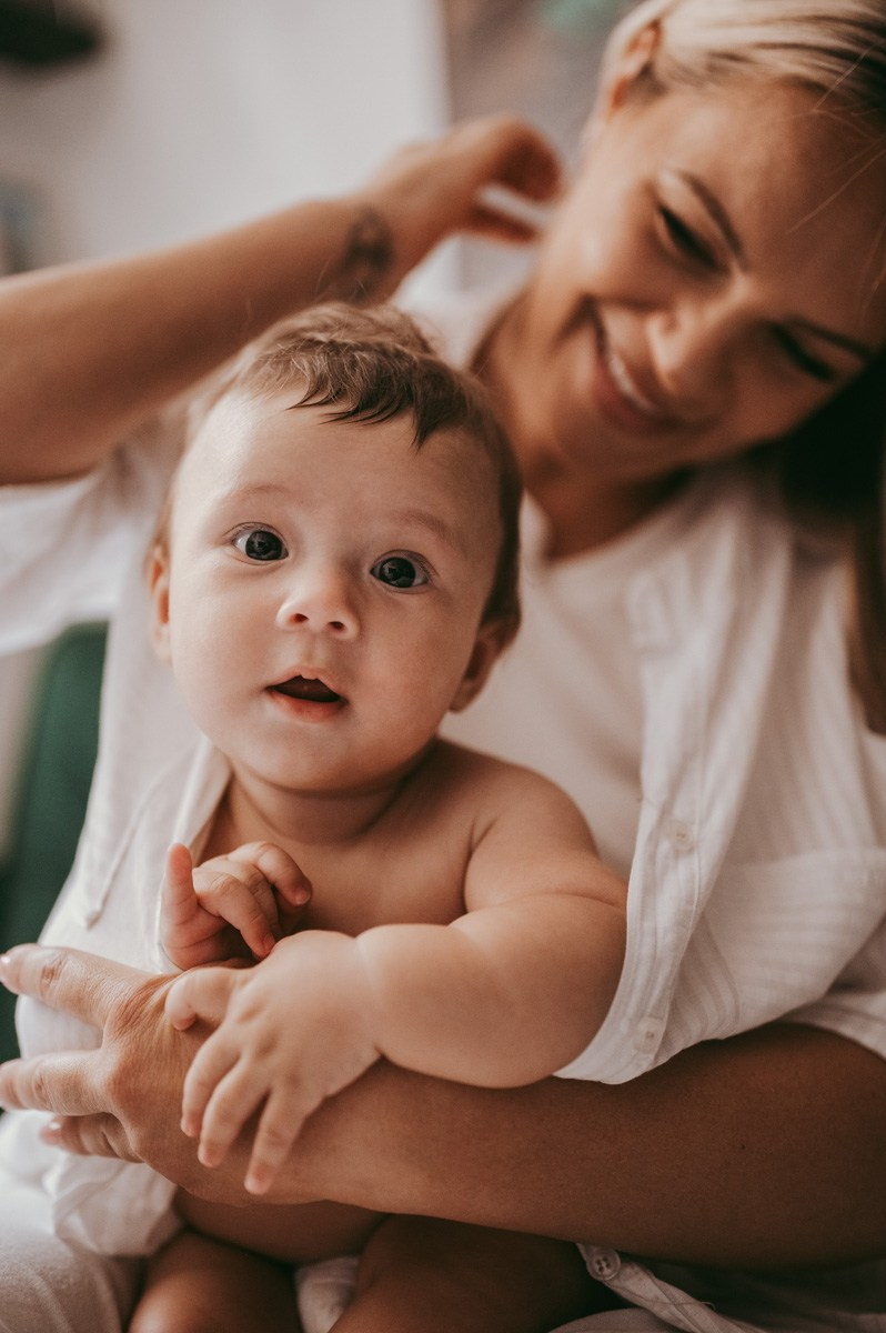 fotografisanje beba kod kuce, porodicno fotografisanje, fotografisanje dece, mama i beba, prve dane sa bebom, kozmetika za bebe, poklon za decu, soba za bebu, decija garderoba, majcinstvo, nega novorodjenceta, priprema za porodjaj, nega beba, dojenje