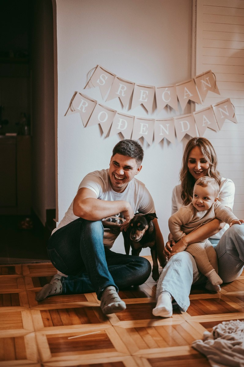 Filipova prva proslava rodjendan kod kuce. Deciji i porodicni fotograf u Beogradu Oksana Skendzic