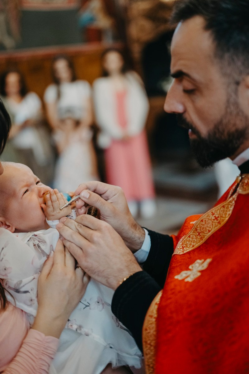 Verino krstenje / Crkva Rodjenja Presvete Bogorodice, Batajnica. Deciji i porodicni fotograf u Beogradu Oksana Skendzic