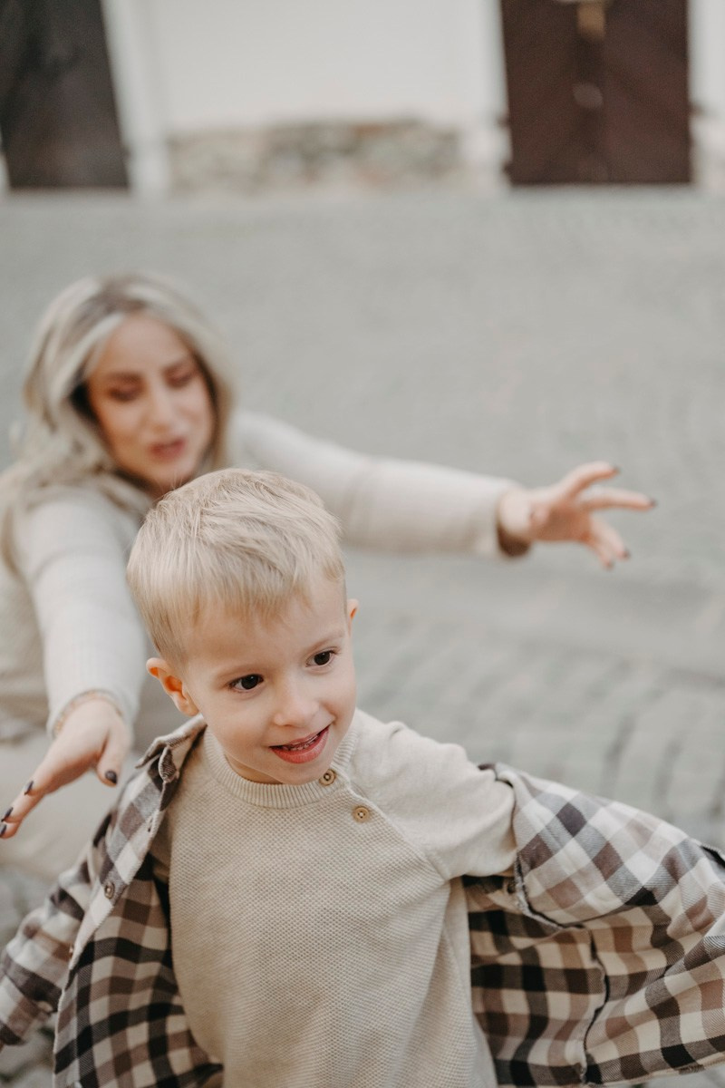 Zlata, Nemanja i Aleksej — porodicno fotografisanje napolju. Deciji i porodicni fotograf u Beogradu Oksana Skendzic