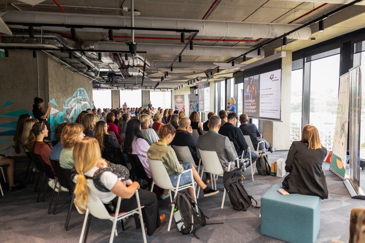 Firemní fotograf Praha. Dana Lišková — Empatická fotografka | Introspektivní umělkyně | Neurodivergentní koučka| Zakladatelka Artepy.cz