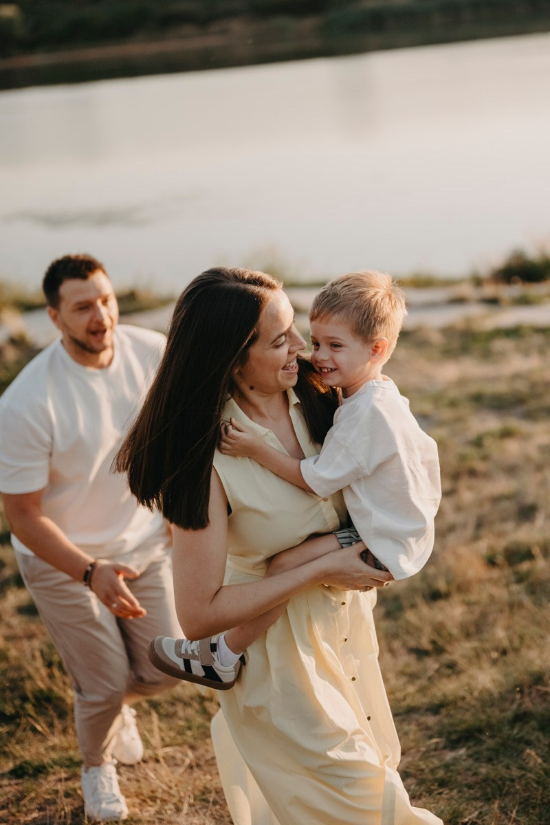 Djurdjica, Tadej i Miloje porodicno fotografisanje napolju. Deciji i porodicni fotograf u Beogradu Oksana Skendzic