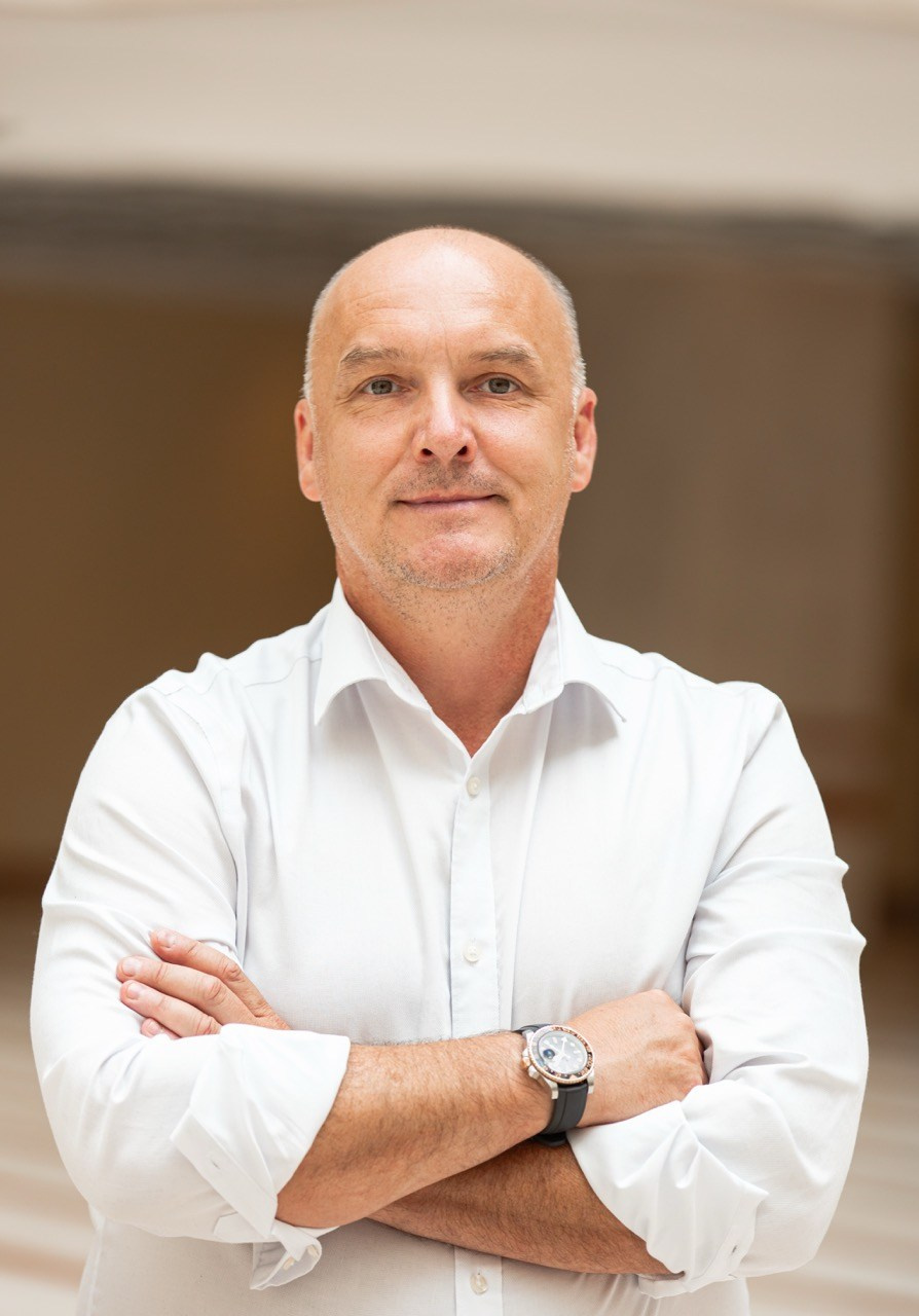 Business portrét Praha. Dana Lišková — Empathetic Photographer | Introspective Artist |Neurodivergent Coach | Founder of Artepy.cz