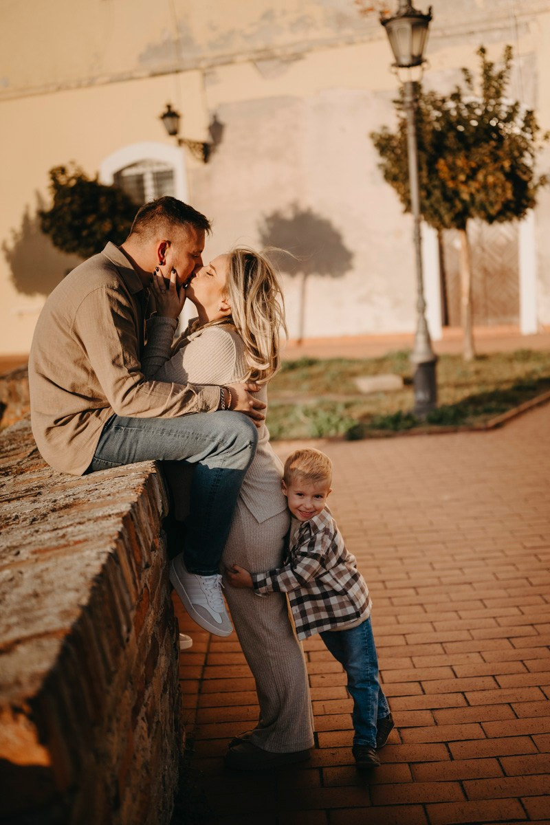 Zlata, Nemanja i Aleksej — porodicno fotografisanje napolju. Deciji i porodicni fotograf u Beogradu Oksana Skendzic