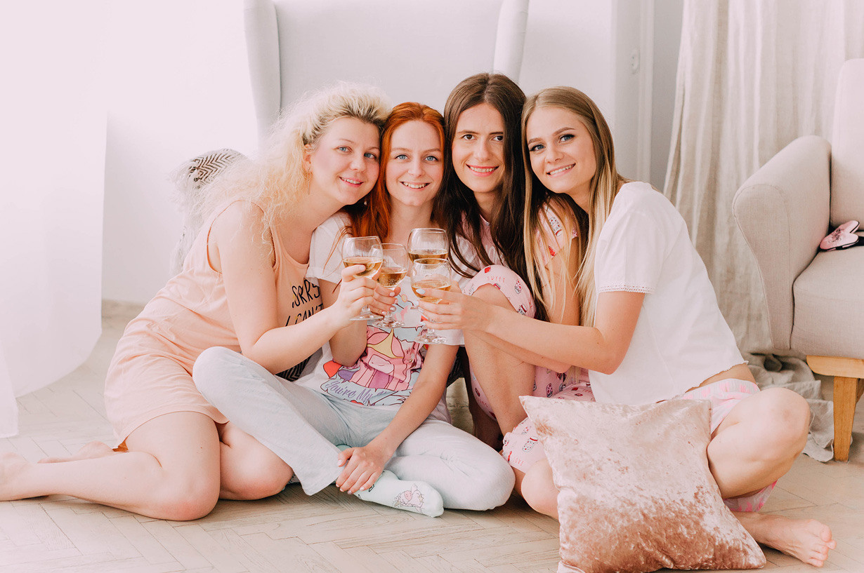 Hen party studio photoshoot. Photographer Rouen, France