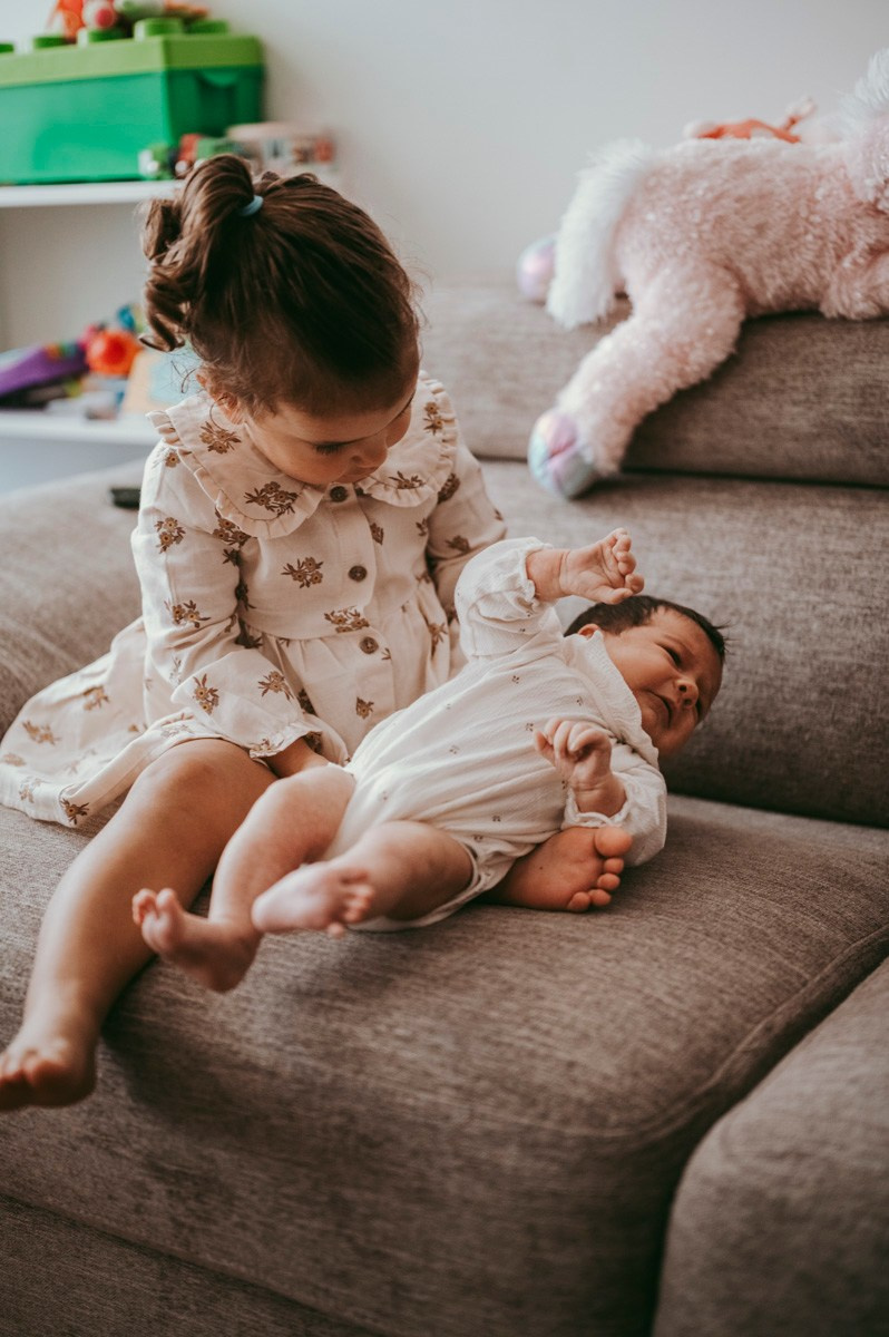 Katarina, Dejan, Petra i Julija / porodicno fotografisanje kod kuce. Deciji i porodicni fotograf u Beogradu Oksana Skendzic