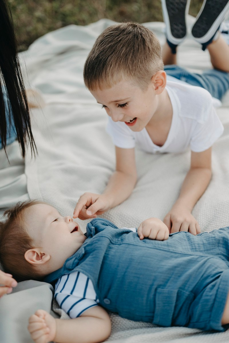 Basici / porodicno fotografisanje u prirodi. Deciji i porodicni fotograf u Beogradu Oksana Skendzic