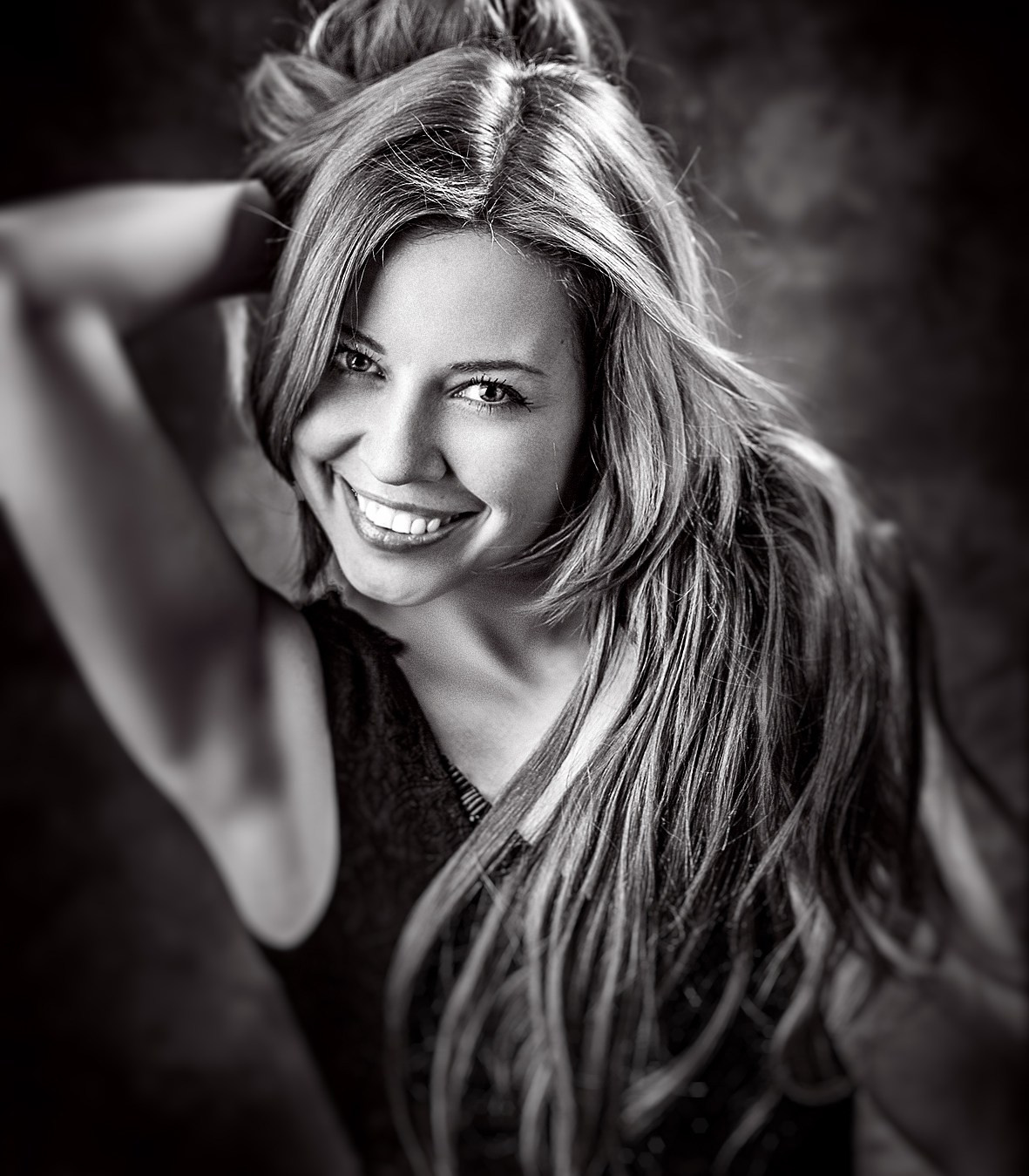 Художественный чёрно-белый портрет девушки в студии в Молдове. Portret artistic alb-negru al unei fete într-un studio din Moldova.