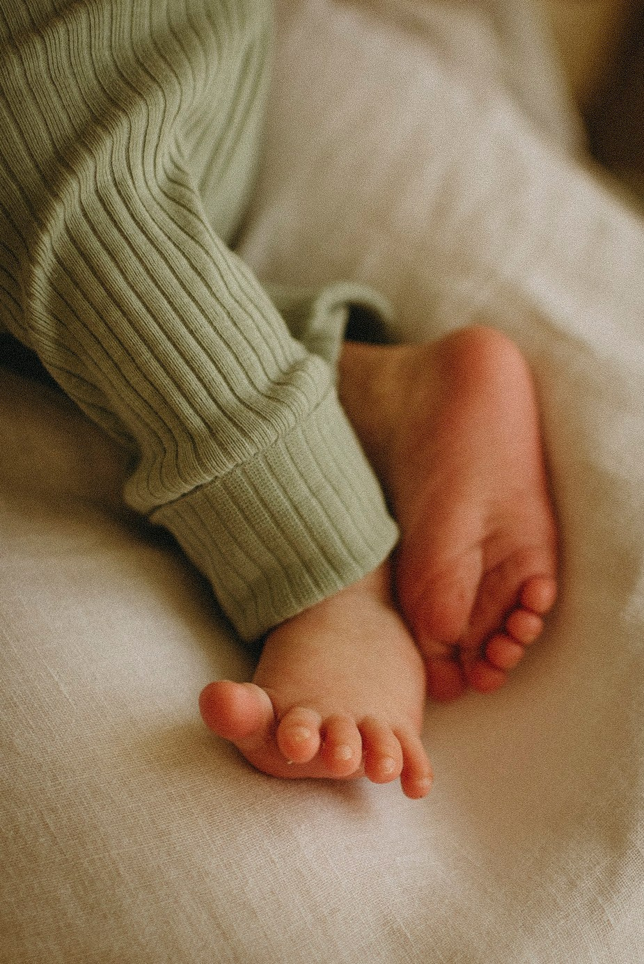 Polina Sobol — family & documentary photographer in Bern. Outdoor & urban photo sessions for families, kids and couples