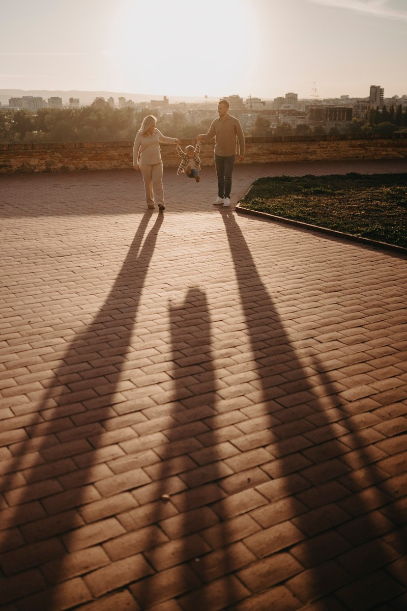 Zlata, Nemanja i Aleksej — porodicno fotografisanje napolju. Deciji i porodicni fotograf u Beogradu Oksana Skendzic